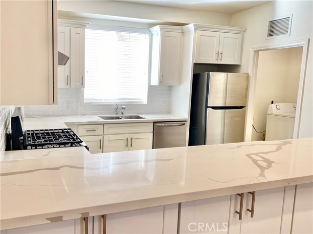 Detail Gallery Image 30 of 39 For 7327 Kester Ave #6,  Van Nuys,  CA 91405 - 4 Beds | 3/1 Baths