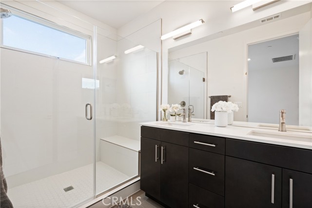 Detail Gallery Image 12 of 33 For 2700 E Chaucer #14,  Los Angeles,  CA 90065 - 4 Beds | 4 Baths