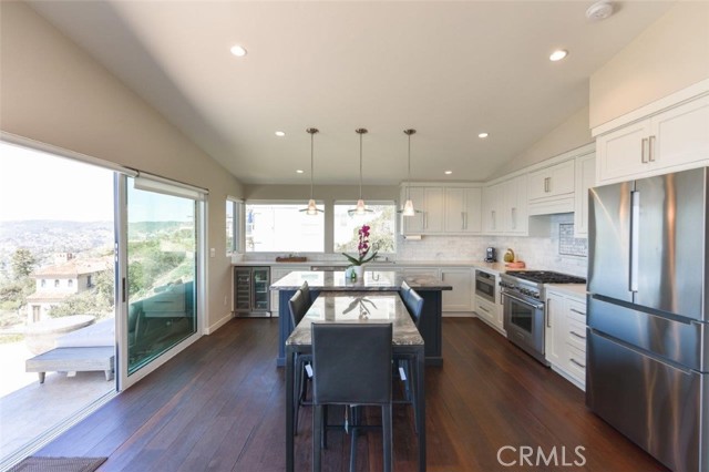 Detail Gallery Image 11 of 38 For 2192 Crestview Dr, Laguna Beach,  CA 92651 - 3 Beds | 3/1 Baths