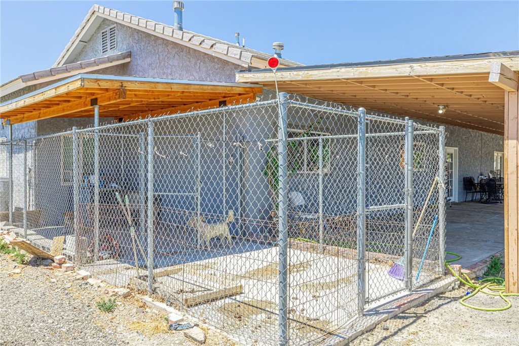 https://media.crmls.org/medias/9fc2277b-6be6-4024-9e50-ff68244e90d4.jpg?preset=X-Large