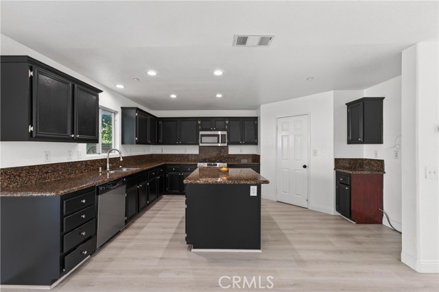 Detail Gallery Image 16 of 39 For 15552 Caravelle, Fontana,  CA 92336 - 4 Beds | 2/1 Baths