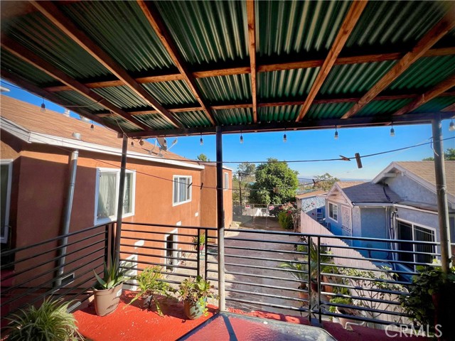 Detail Gallery Image 2 of 11 For 1046 N Bonnie Beach Pl, Los Angeles,  CA 90063 - 4 Beds | 2 Baths