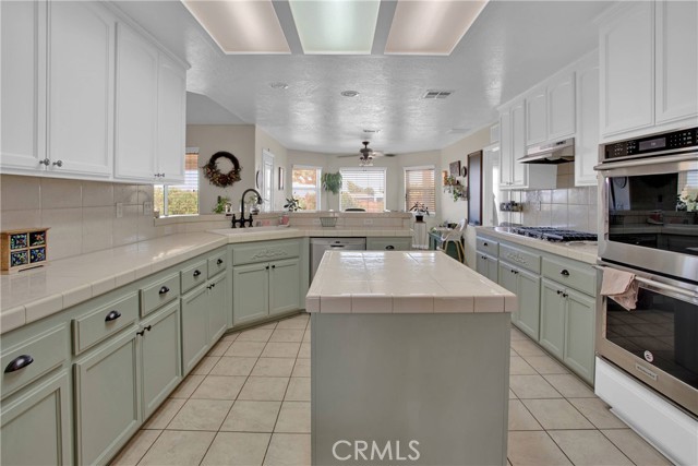 7330 Smoke Tree Road, Phelan CA: https://media.crmls.org/medias/9fc3f178-2c38-4334-b755-b91fb80f65a6.jpg