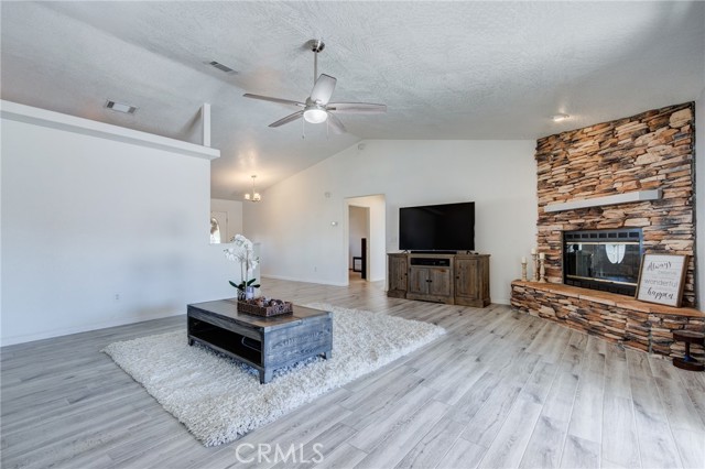 Detail Gallery Image 33 of 42 For 19783 Lara Ln, Apple Valley,  CA 92308 - 4 Beds | 3 Baths