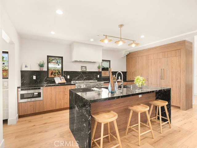 Detail Gallery Image 16 of 68 For 11911 Hartsook, Valley Village,  CA 91607 - 5 Beds | 4 Baths