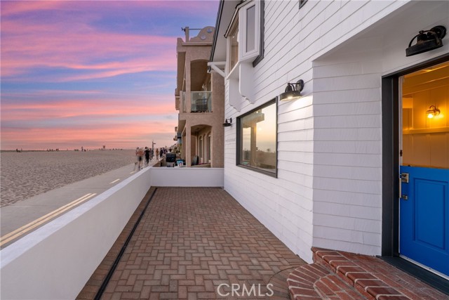 2500 W Oceanfront, Newport Beach CA: https://media.crmls.org/medias/9fc99458-aa72-40b9-8f9e-b47e7eccd068.jpg