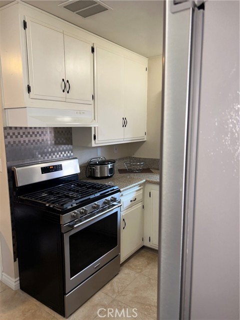 Detail Gallery Image 5 of 13 For 800 S Gilbert St, Hemet,  CA 92543 - 2 Beds | 1 Baths