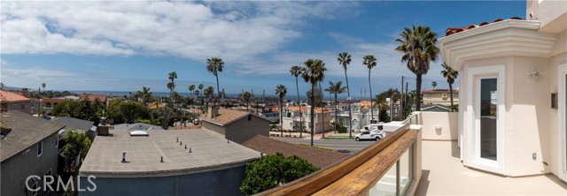 Detail Gallery Image 2 of 57 For 627 N Lucia Ave #B,  Redondo Beach,  CA 90277 - 4 Beds | 3/1 Baths