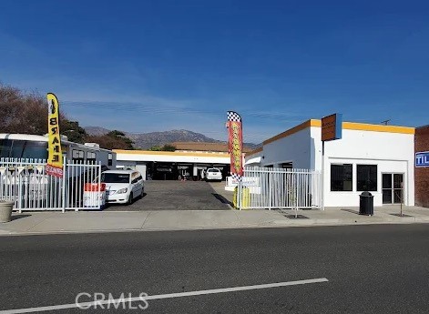 900 S San Fernando Boulevard, Burbank CA: https://media.crmls.org/medias/9fcdfb7c-3bcb-4980-a16b-2f5f3a36c6b1.jpg