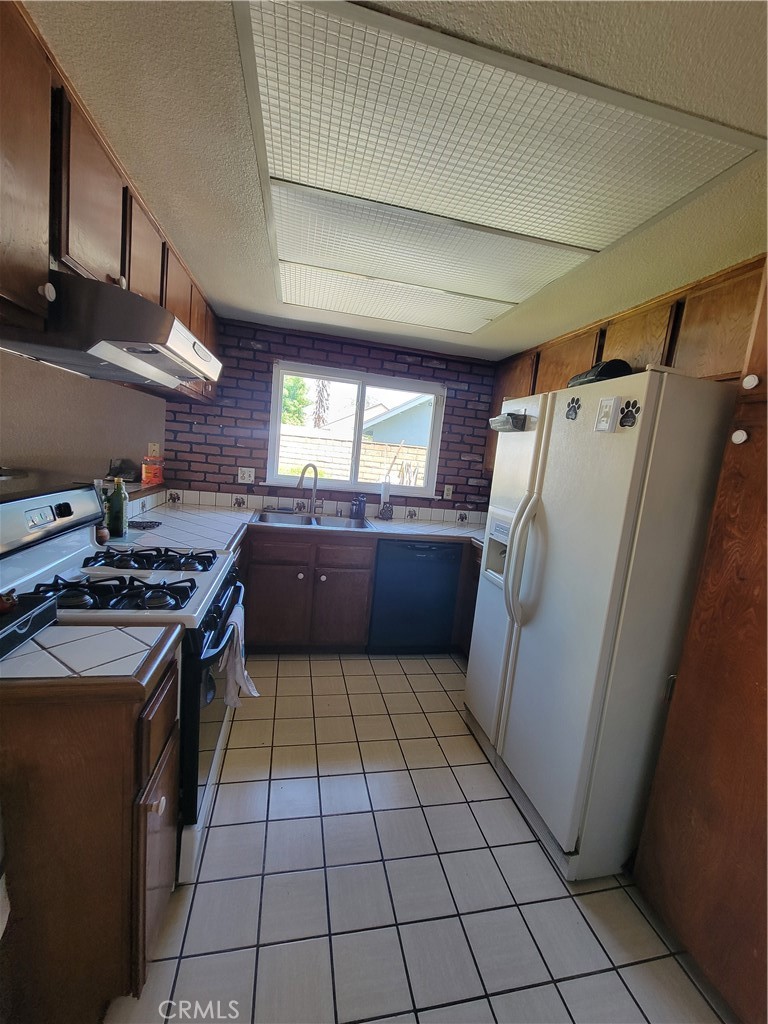 https://media.crmls.org/medias/9fce0d3f-a96c-491f-8b80-11fdcaa16a61.jpg?preset=X-Large