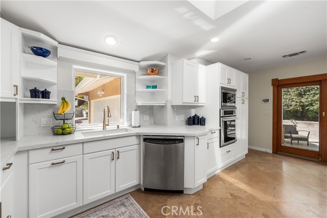 Detail Gallery Image 2 of 33 For 3629 Loadstone Dr, Sherman Oaks,  CA 91403 - 3 Beds | 2 Baths