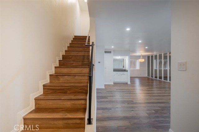 Detail Gallery Image 5 of 28 For 9700 via Roma, Burbank,  CA 91504 - 3 Beds | 2/1 Baths