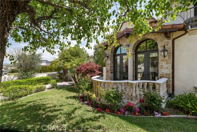 718 N Poinsettia Avenue, Manhattan Beach CA: https://media.crmls.org/medias/9fd2a646-fab5-42e5-999c-2fb183bdd07d.jpg