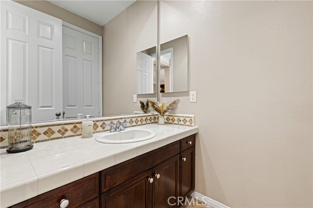 Detail Gallery Image 36 of 69 For 24229 Reyes Adobe Way, Valencia,  CA 91354 - 5 Beds | 4/1 Baths