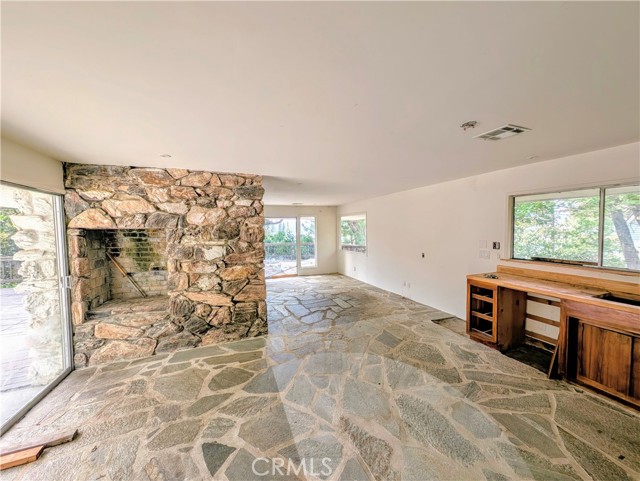 485 State Hwy 173, Lake Arrowhead CA: https://media.crmls.org/medias/9fd73961-6f1d-4173-811c-969888930a50.jpg