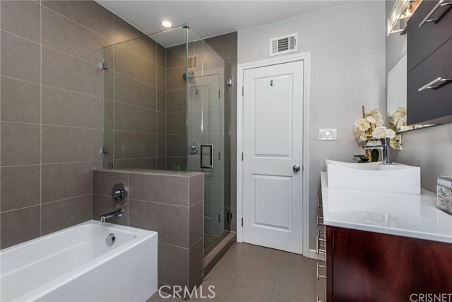 Detail Gallery Image 25 of 41 For 6600 Noble Ave, Van Nuys,  CA 91405 - 4 Beds | 2 Baths