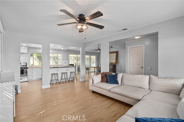 Detail Gallery Image 4 of 26 For 2258 N. Arrowhead, Rialto,  CA 92377 - 3 Beds | 2 Baths