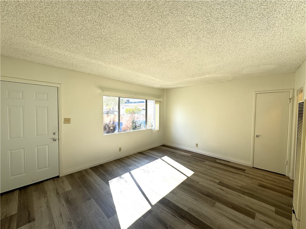 Detail Gallery Image 5 of 10 For 12435 Cedar Ave #B,  Hawthorne,  CA 90250 - 1 Beds | 1 Baths