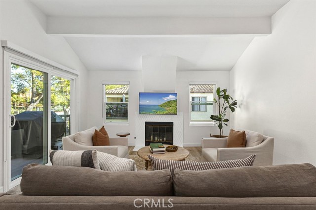 Detail Gallery Image 4 of 19 For 24 Corsica, Newport Beach,  CA 92660 - 2 Beds | 2 Baths