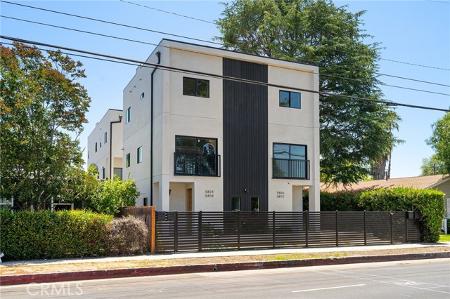 Detail Gallery Image 3 of 8 For 5806 Kester Ave, Sherman Oaks,  CA 91411 - 3 Beds | 3/1 Baths