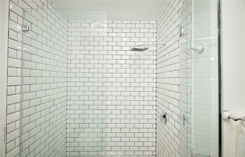 https://media.crmls.org/medias/9fe4e30c-b0bf-44f9-b1de-eb20e8c2859a.jpg?preset=X-Large