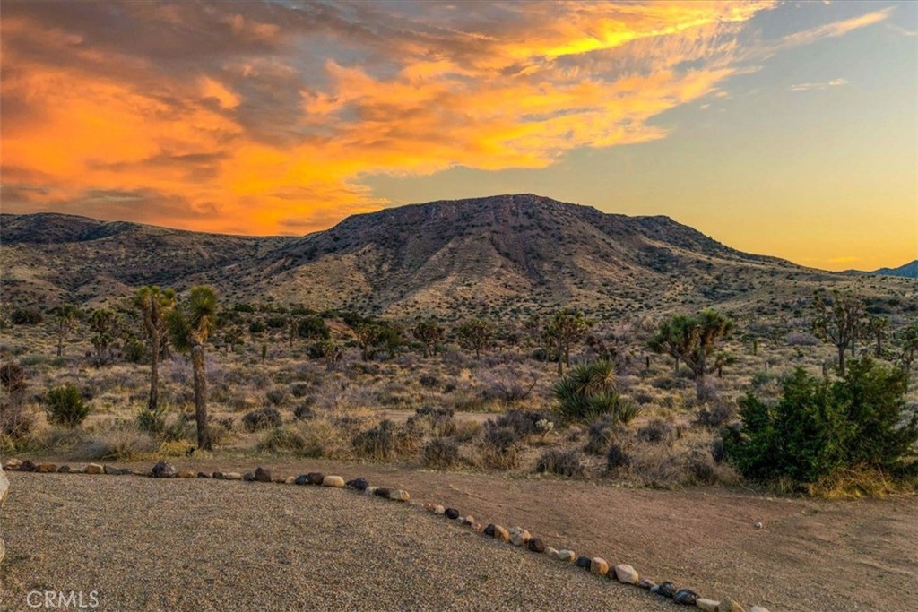 https://media.crmls.org/medias/9fec10b5-da70-401d-8404-96acdf89439a.jpg?preset=X-Large