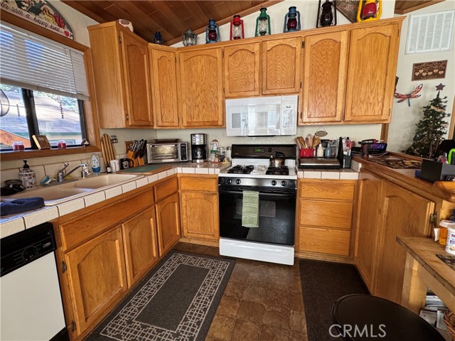 Detail Gallery Image 11 of 36 For 717 E Meadow Ln, Big Bear City,  CA 92314 - 2 Beds | 2 Baths