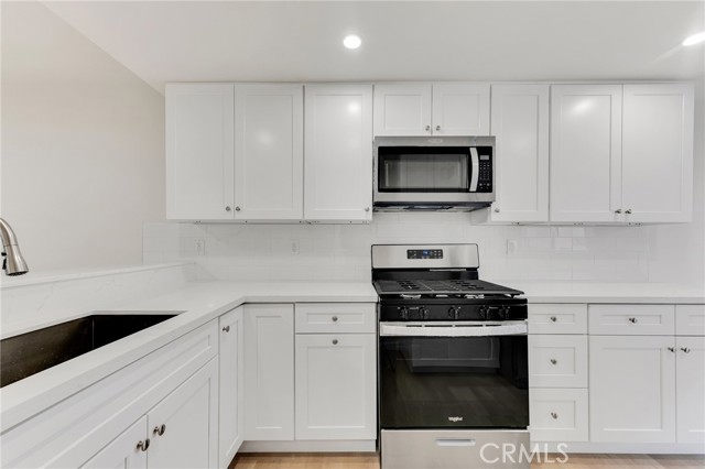 Detail Gallery Image 15 of 41 For 18423 Collins St a,  Tarzana,  CA 91356 - 2 Beds | 1/1 Baths