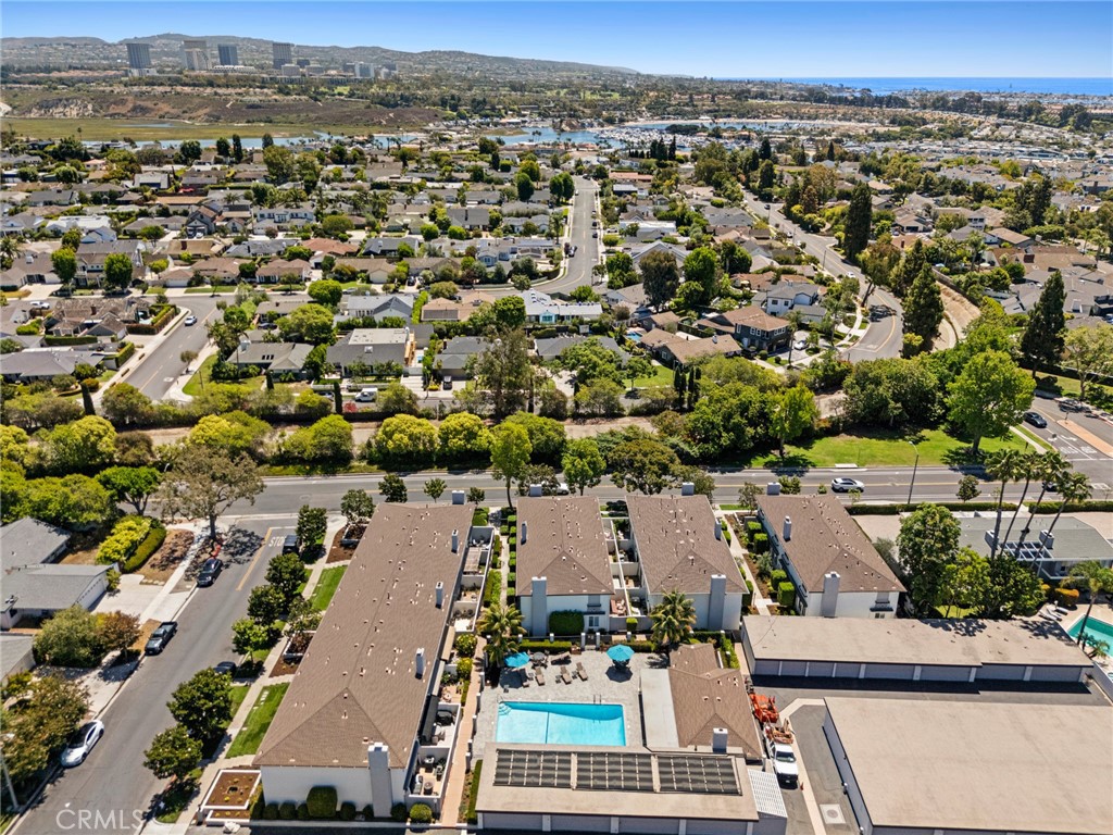 https://media.crmls.org/medias/9ff933b4-3096-4812-b52c-3d34fe09bf16.jpg?preset=X-Large