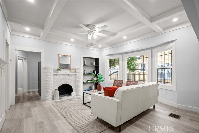 Detail Gallery Image 6 of 46 For 331 W 52nd Pl, Los Angeles,  CA 90037 - 3 Beds | 1 Baths