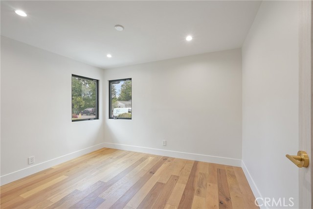 Detail Gallery Image 23 of 41 For 23240 Leonora Dr, Woodland Hills,  CA 91367 - 5 Beds | 5 Baths