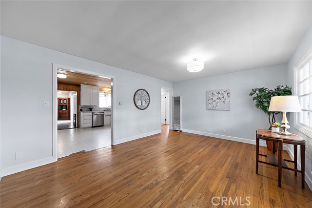 1917 N Britton Drive, Long Beach CA: https://media.crmls.org/medias/9ffb0ea8-fd93-4616-831a-ae9bf2bd8f2e.jpg