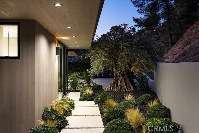 Detail Gallery Image 47 of 54 For 9015 Alto Cedro Dr, Beverly Hills,  CA 90210 - 4 Beds | 4/1 Baths