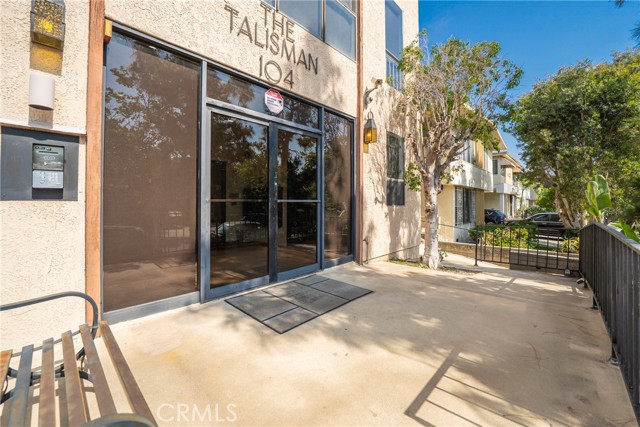 104 S Hayworth Avenue, Los Angeles CA: https://media.crmls.org/medias/a003cdbc-e482-4b8b-8511-7ad7a4ef93f9.jpg