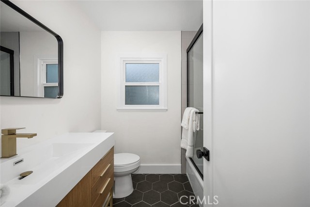 2312 Iroquois Avenue, Long Beach CA: https://media.crmls.org/medias/a0054199-1c71-4fe3-b724-a3b2f8431c8c.jpg