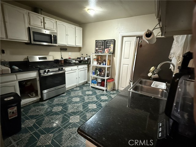 Detail Gallery Image 10 of 25 For 1524 E 75th, Los Angeles,  CA 90001 - 4 Beds | 2 Baths