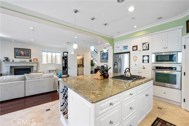 Detail Gallery Image 11 of 33 For 217 S Irena Ave #B,  Redondo Beach,  CA 90277 - 4 Beds | 2/1 Baths