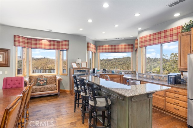 39828 Granite Ridge Lane, Bass Lake CA: https://media.crmls.org/medias/a00ba3a5-97d9-4c66-a06a-045961ed5414.jpg
