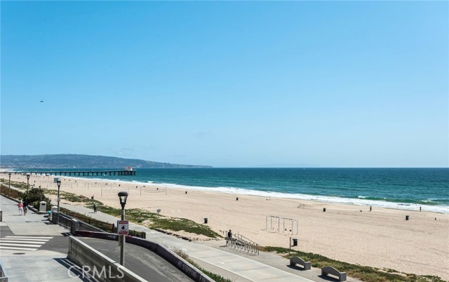 2208 The Strand, Manhattan Beach CA: https://media.crmls.org/medias/a00d7ad2-a883-4c07-9888-442d115bfb9f.jpg