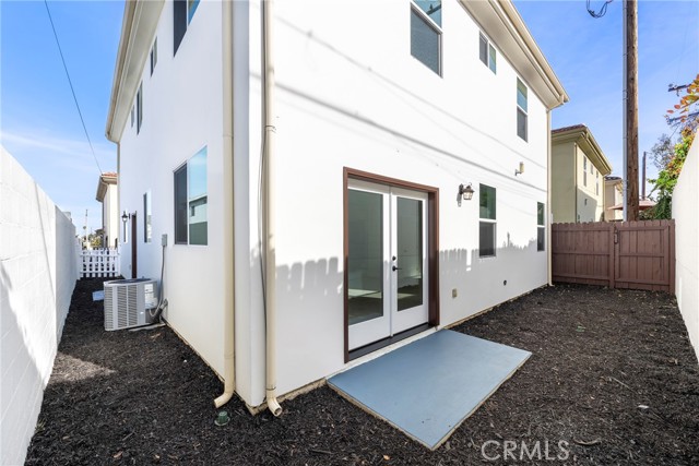 Side yard & back patio area.