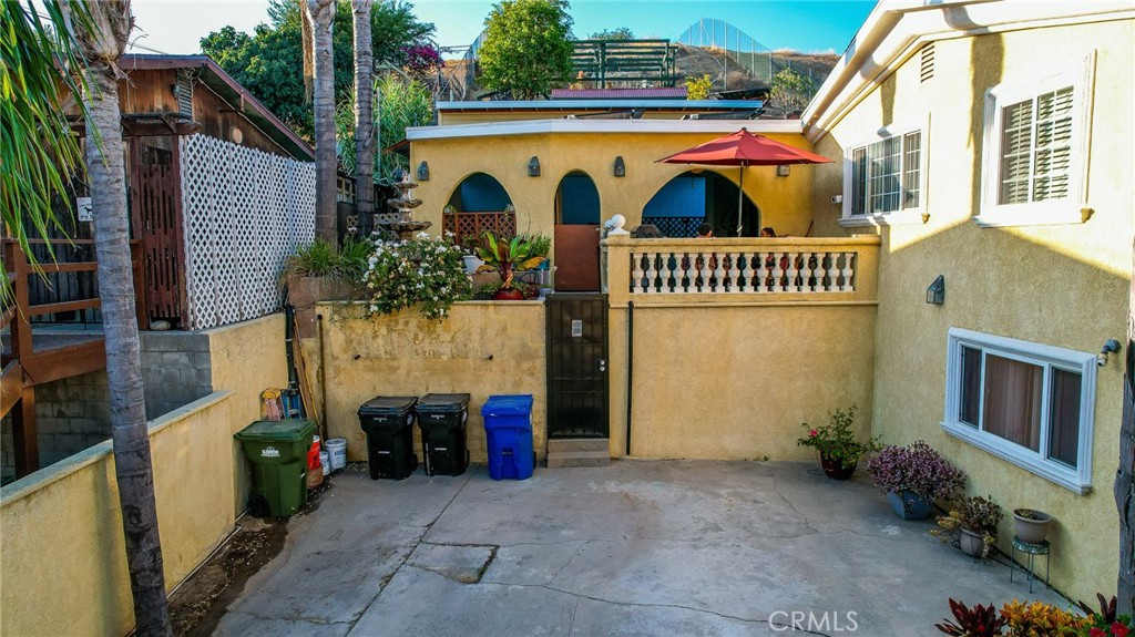 https://media.crmls.org/medias/a011796e-3827-4916-abbb-5922327bc2e2.jpg?preset=X-Large