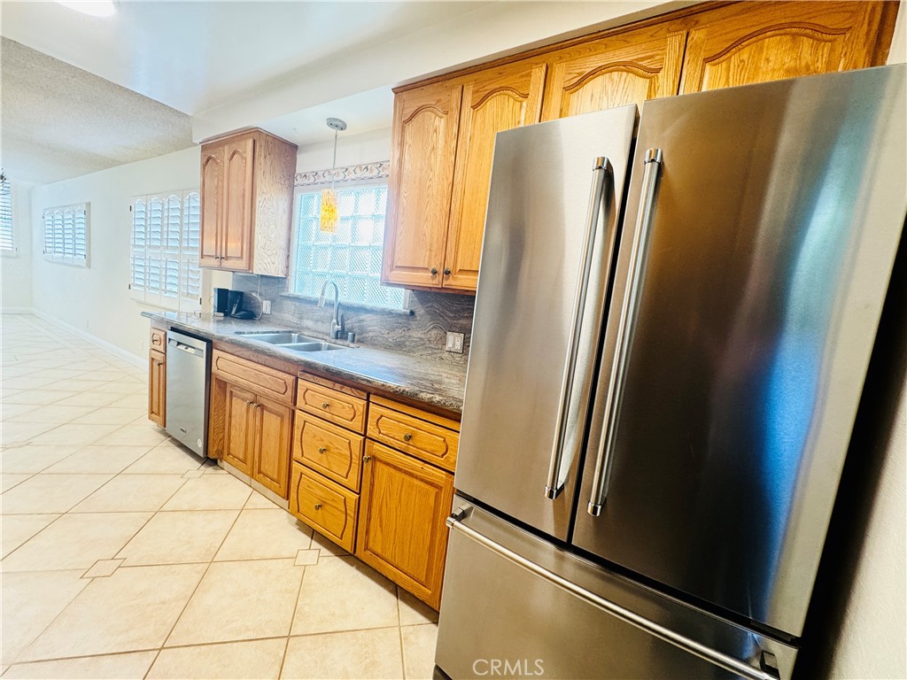https://media.crmls.org/medias/a0137a83-adc8-4567-8a2e-91391e2c0a77.jpg?preset=X-Large