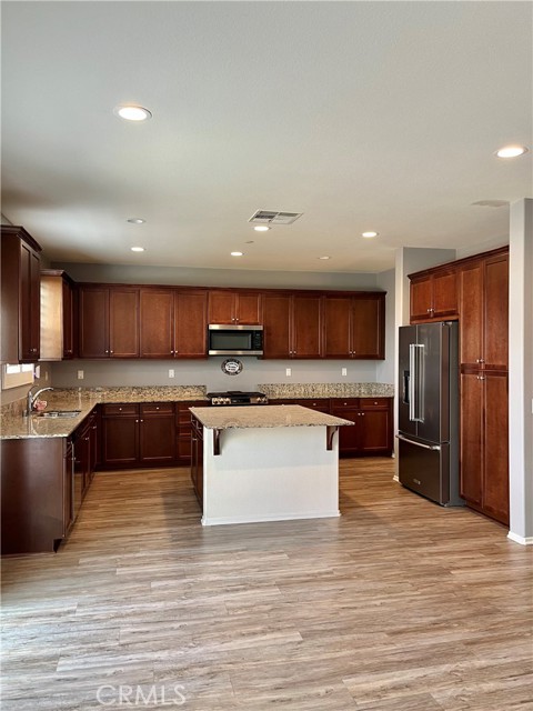 Detail Gallery Image 5 of 41 For 15182 Paseo Verde, Victorville,  CA 92394 - 4 Beds | 3 Baths