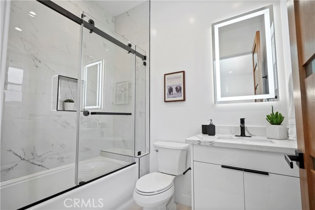 Detail Gallery Image 17 of 45 For 3876 Roxton Ave, Los Angeles,  CA 90008 - 5 Beds | 4/1 Baths