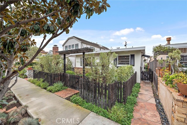 413 Dahlia Avenue, Corona del Mar CA: https://media.crmls.org/medias/a01cde47-8d2c-4573-9d24-30137119ad60.jpg