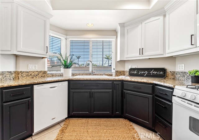 18202 Foss Lane, Huntington Beach CA: https://media.crmls.org/medias/a02038d1-e130-4100-8b72-f11e8868921d.jpg