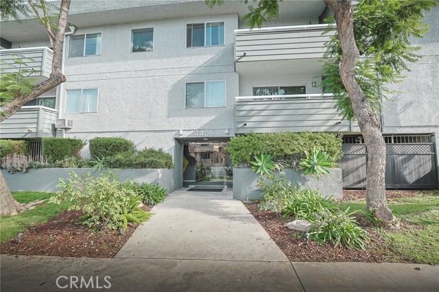 Detail Gallery Image 1 of 22 For 4406 Cahuenga Bld, Toluca Lake,  CA 91602 - – Beds | – Baths