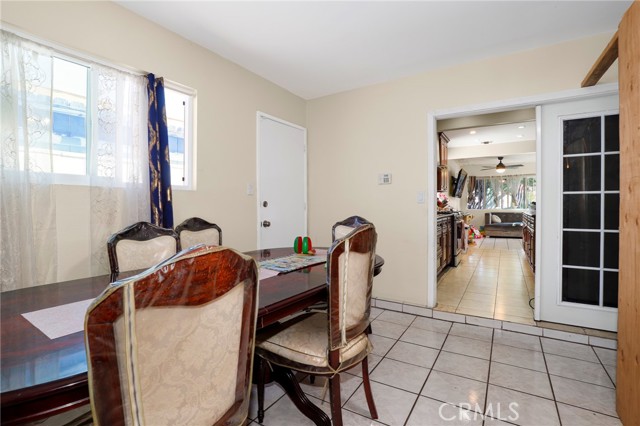 7545 White Oak Avenue, Reseda CA: https://media.crmls.org/medias/a02127b1-3148-450a-bf9c-59051c55c5e5.jpg
