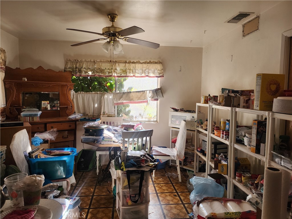https://media.crmls.org/medias/a021390f-c756-4c55-b50d-1744b070e8b1.jpg?preset=X-Large