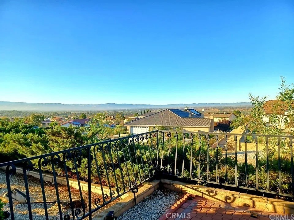 https://media.crmls.org/medias/a026f35c-2232-43f7-aa4b-6f1f8e9d18bb.jpg?preset=X-Large
